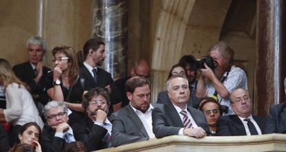 Pere Navarro, en el centro, en la tribuna de invitados del parlament. Detrás de él, Oriol Junqueras.