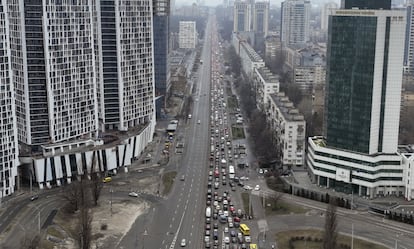 Atasco este jueves por la mañana en Kiev (Ucrania). Rusia ha atacado Ucrania por tierra, mar y aire y se acerca a la capital. Kiev y Washington creen que las fuerzas rusas pueden tratar de hacerse con los edificios oficiales y apresar a la cúpula del Gobierno.