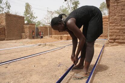 Rosalie Tiemtoré, de 35 años, se dedica desde el año pasado a fabricar las telas tradicionales de Burkina Faso, cuya base son los hilos de algodón. Gracias a Afedi obtuvo el material necesario para esta actividad.