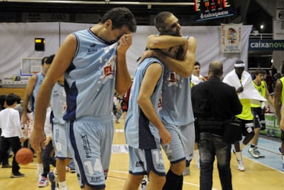 Los jugadores del Breogán se abrazan tras ganar, el pasado sábado, al Tarragona.