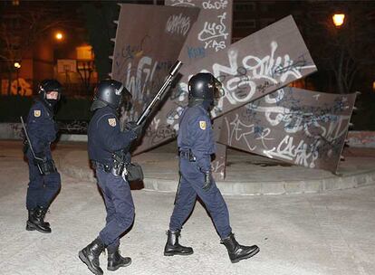 La Comunidad de Madrid critica la falta de policías para poner coto a incidentes como el del sábado. Según el vicepresidente segundo, Alfredo Prada, si el Ejecutivo "hubiera reforzado la presencia policial en la región, la reyerta no habría ocurrido". "Una vez más, lamentablemente, los hechos nos dan la razón; llevamos tres años diciendo al Gobierno que Madrid necesita 3.000 policías y guardias civiles más en toda la Comunidad", dice el también consejero de Justicia e Interior en conferencia de prensa.