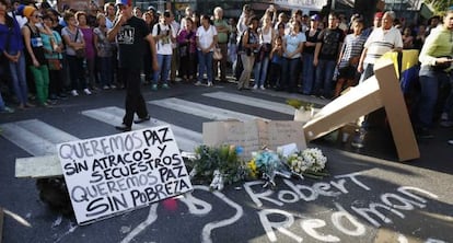 Un grupo de personas, en el lugar donde falleci&oacute; una de las tres v&iacute;ctimas de la protesta del mi&eacute;rcoles en Caracas.