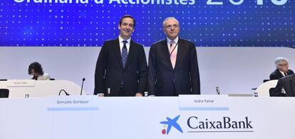 Gonzalo Gort&aacute;zar, consejero delegado de CaixaBank, e Isidro Fain&eacute;, presidente, en la reciente junta de accionistas.