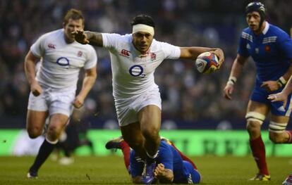 El inglés Manu Tuilagi se deshace de la defensa francesa.