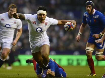 El inglés Manu Tuilagi se deshace de la defensa francesa.