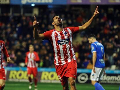 El delantero del Atlético de Madrid Diego Costa, celebra tras marcar el tercer gol ante el Lleida.