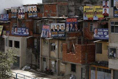 Carteles de candidatos en el barrio Bonsuceso, en Rio.