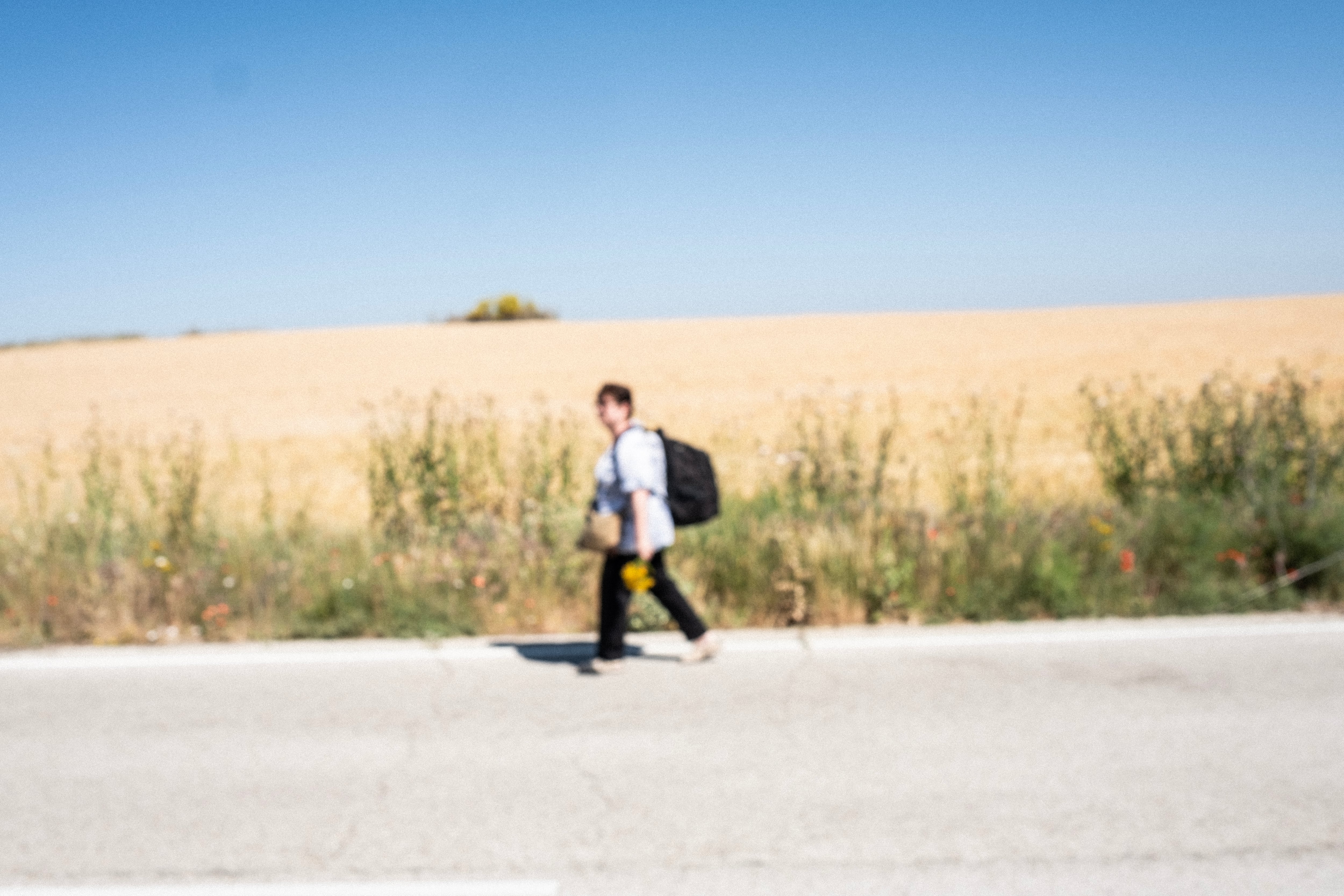
Elena, andando por la carretera hasta la cárcel de Valdemoro.
