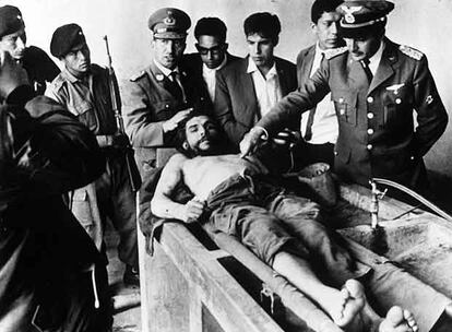 El cadáver del Che, rodeado de militares y periodistas, en la lavandería del hospital de Vallegrande tras su asesinato.