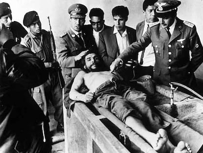 El cadáver del Che, rodeado de militares y periodistas, en la lavandería del hospital de Vallegrande tras su asesinato.