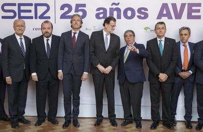 Rajoy posa junto al presidente de PRISA Radio, Augusto Delkáder (3d), y el ministro de Fomento, Iñigo de la Serna (3i), entre otras autoridades, para la foto de familia en los Reales Alcázares de Sevilla, donde ha clausurado el acto del XXV aniversario de la alta velocidad en España, el 21 de marzo de 2017.