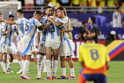 La selección Argentina celebra tras la victoria ante Colombia. 