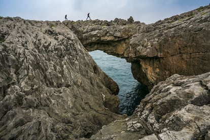 El arco de piedra Puente Caballo, en las cercanías de la playa interior de Cobijeru.