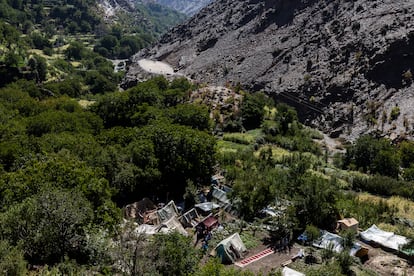 Vista del asentamiento de Zrit, donde ahora viven los 500 vecinos de la aldea tras el seísmo. Se han instalado en la rivera del río Amndar, entre los cultivos, alejados de las rocas desprendidas. 