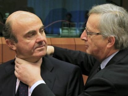 El ministro de Econom&iacute;a Luis de Guindos junto al presidente del Eurogrupo, Jean-Claude Juncker, que le gast&oacute; una broma en la &uacute;ltima reuni&oacute;n del Eurogrupo