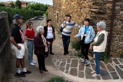 De izquierda a derecha, Rubén Casas, Aurora Galisteo, María, Antonia y Chema Mezquita, Cristina García y Julia Barrigón, este martes en Rabanales.