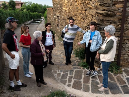 De izquierda a derecha, Rubén Casas, Aurora Galisteo, María, Antonia y Chema Mezquita, Cristina García y Julia Barrigón, este martes en Rabanales.