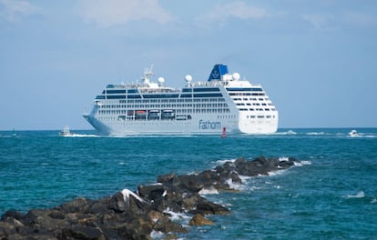 El Adonia deja el puerto de Miami en dirección a La Habana.