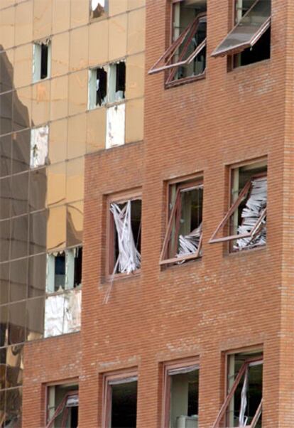 En la imagen, se observan los daños ocasionados por la explosión en el edificio Bull, junto al lugar donde ha estallado el coche bomba.