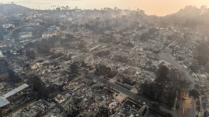 Una imagen aérea de la destrucción causada por el incendio en Pacific Palisades, en Los Ángeles, California, en una imagen del 9 de enero de 2025.