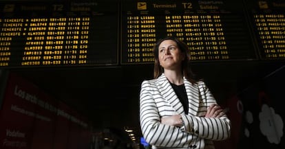 Elena Mayoral Corcuera, delante de los carteles anunciadores del área de salidas de la T-2 del aeropuerto Madrid-Barajas.