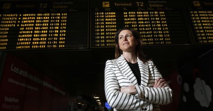 Elena Mayoral Corcuera, delante de los carteles anunciadores del &aacute;rea de salidas de la T-2 del aeropuerto Madrid-Barajas.