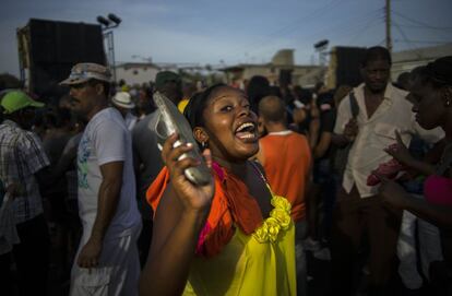 “A cidade e a região têm muito a oferecer. É só uma questão de tempo antes de que o turismo em Santiago comece a crescer”, diz o diretor de Insight Cuba, um dos maiores operadores de viagens dos EUA a Cuba. Na foto, o ambiente no carnaval de Santiago, em 27 de julho de 2015.