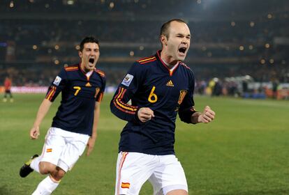 Andrés Iniesta celebra el segundo gol del partido junto a David Villa.