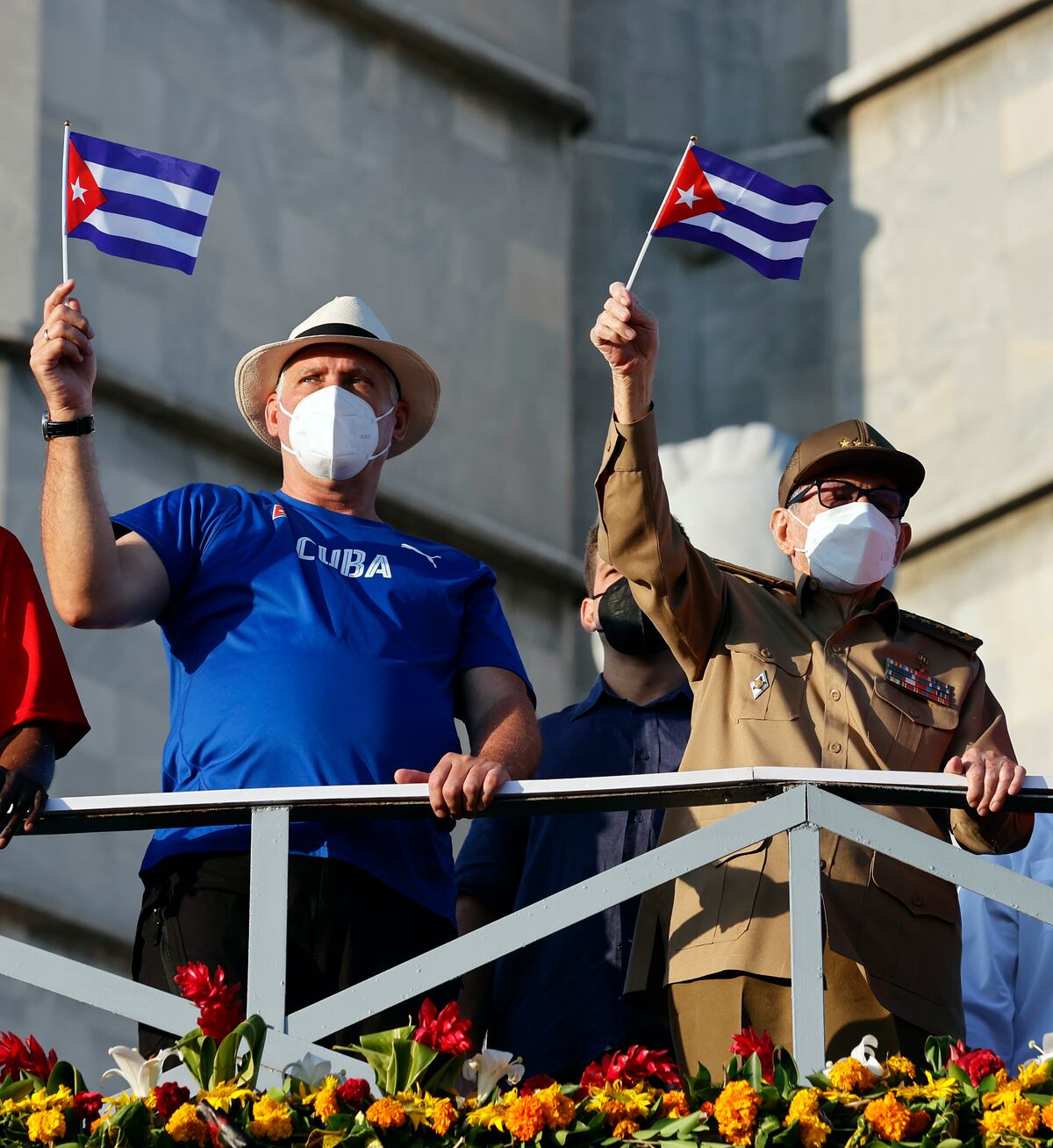 Raúl Castro reaparece en un masivo desfile del 1 de mayo convocado en ...
