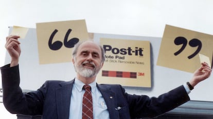 Art Fry, el inventor de los Post-It, sujetando dos notas en enero de 1989.