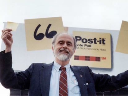 Art Fry, el inventor de los Post-It, sujetando dos notas en enero de 1989.