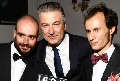 Alec Baldwin con los autores de la portada de ICON que protagoniza, Estévez y Belloso