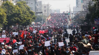 Miles de personas durante la protesta en Mandalay,.