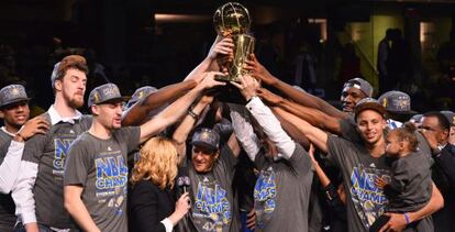 Los Warriors levantan el trofeo de campeones de la NBA.