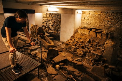 El historiador santiagués Patxi Pérez-Ramallo, en la necrópolis medieval descubierta bajo la catedral de Santiago de Compostela.