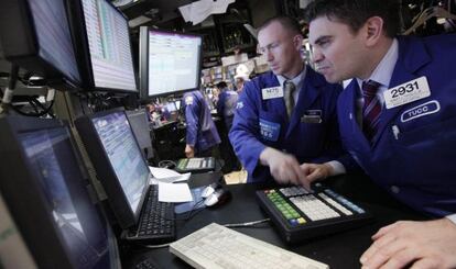 Dos operadores en la Bolsa de Wall Street.