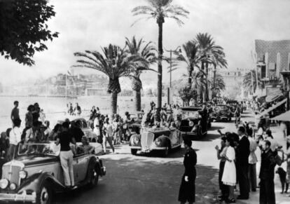 En esta foto de archivo del año 1947, celebridades y espectadores en la calle durante el Festival de Cannes.