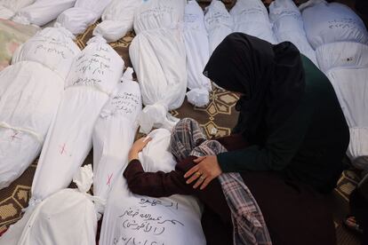 Una mujer lloraba este sábado sobre el cadáver de su hermana, muerta en un bombardeo israelí en Rafah, en el sur de la Franja. 