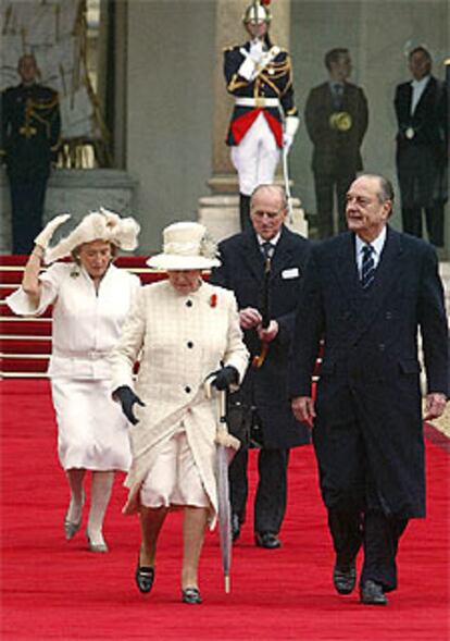 Isabel II y Jacques Chirac, seguidos por sus parejas, ayer en París.