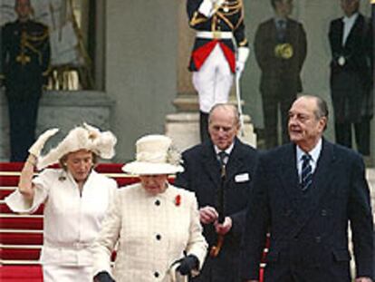 Isabel II y Jacques Chirac, seguidos por sus parejas, ayer en París.