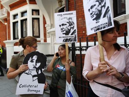 Seguidores de Assange reclaman su libertad en la puerta de la embajada de Ecuador en Londres.