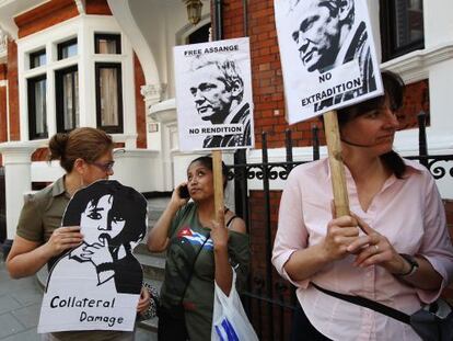 Seguidores de Assange reclaman su libertad en la puerta de la embajada de Ecuador en Londres.
