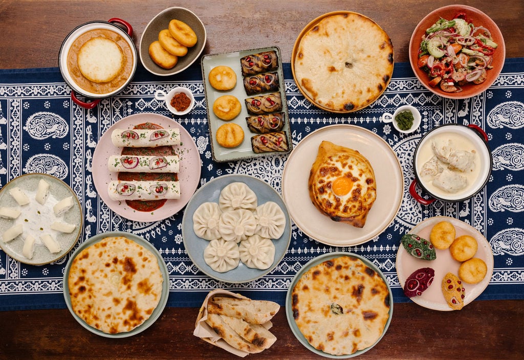 Khachapuri, khinkali, ensaladas... El clásico festín georgiano que se puede degustar en Dideas. 