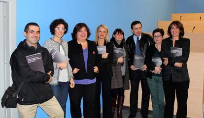 Los impulsores del libro 'Representaciones de las mujeres políticas en la prensa' esta mañana en Deusto.