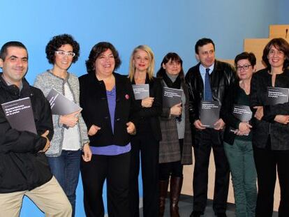 Los impulsores del libro 'Representaciones de las mujeres políticas en la prensa' esta mañana en Deusto.