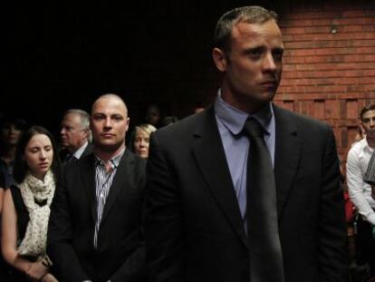 Oscar Pistorius y detr&aacute;s su hermano Carl.