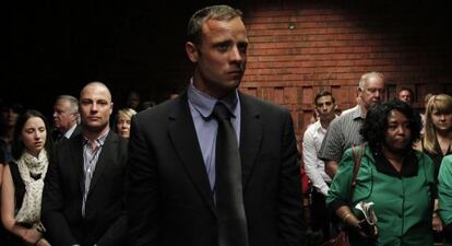 Oscar Pistorius y detrás su hermano Carl.
