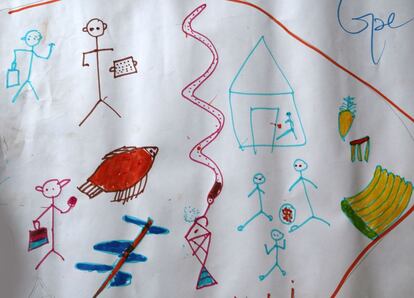 Abba, el autor de este dibujo, es un adolescente de 15 años refugiado en Chad. Ha pintado a unos niños que van a una escuela, una serpiente, un pescado, plátanos y una piña. Los personajes llevan una bolsa para transportar el material escolar.