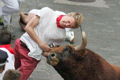 Los toros de la ganadería del Pilar,Salamanca, han protagonizado un peligrosísimo y largo sexto encierro, en el que uno de los bureles ha quedado suelto y ha arremetido en varias ocasiones contra los mozos, con uno de los cuales se ha cebado en la calle Estafeta.