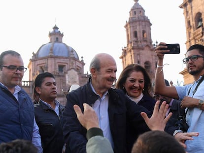 El exgobernador de Michoacán, Fausto Vallejo, y su hijo (izquierda) durante un acto electoral enero de 2018